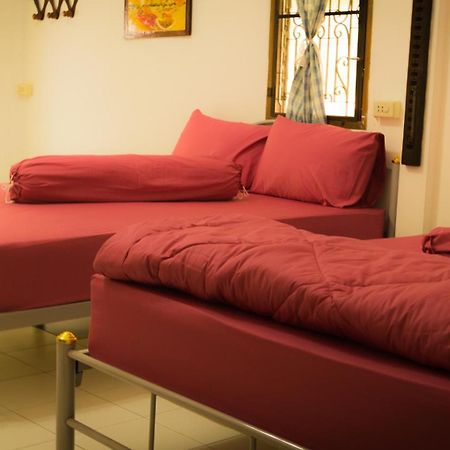 Ban Sabai Sabai Guest House Kanchanaburi City Rum bild