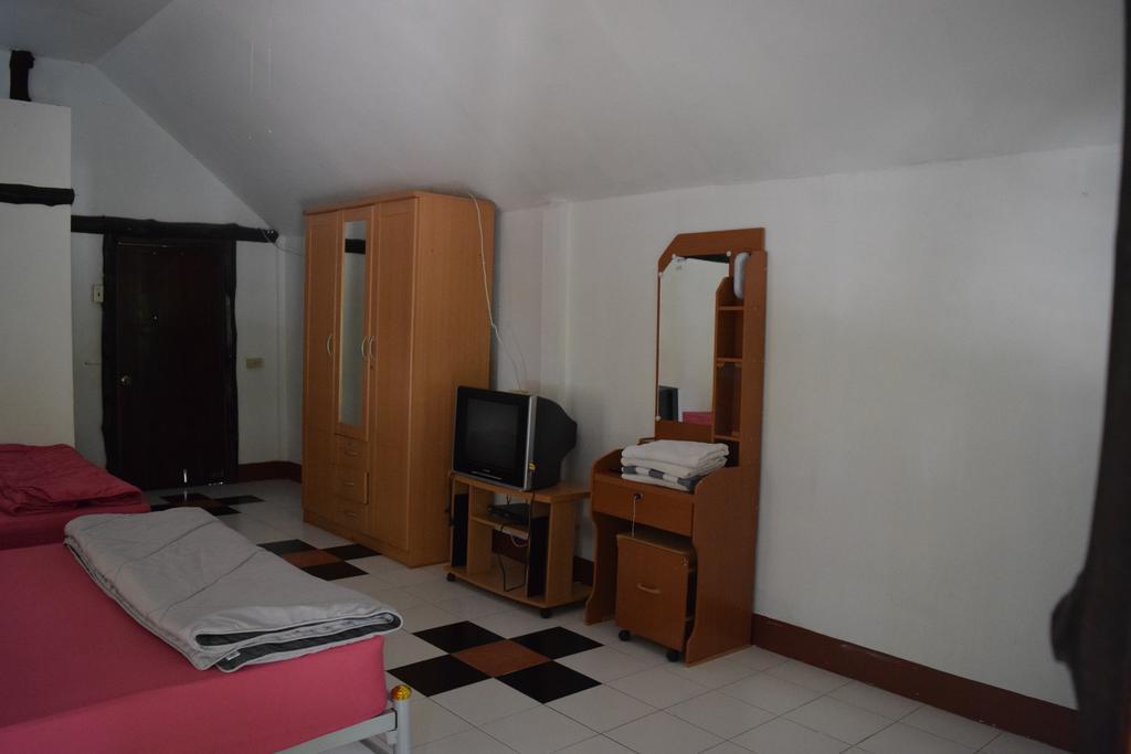 Ban Sabai Sabai Guest House Kanchanaburi City Rum bild