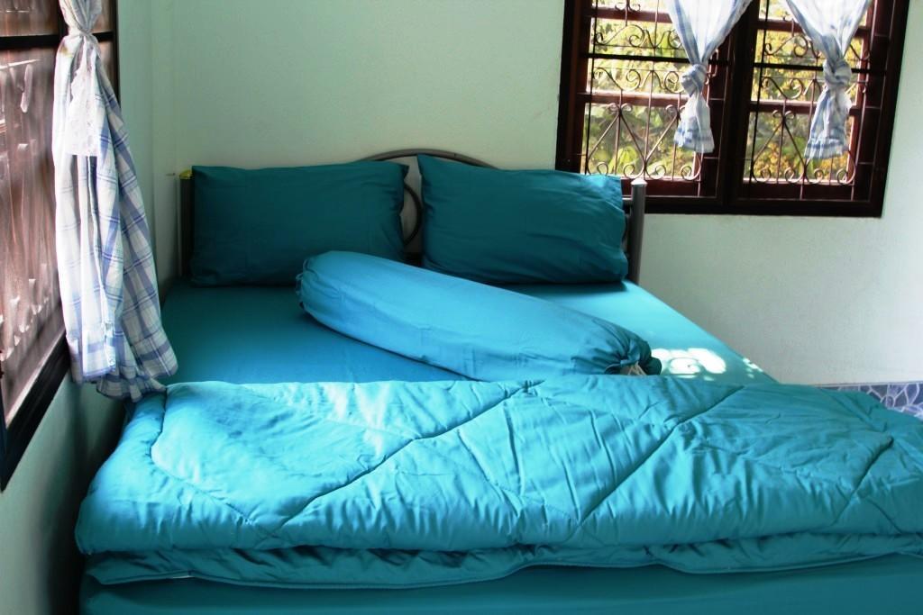 Ban Sabai Sabai Guest House Kanchanaburi City Rum bild