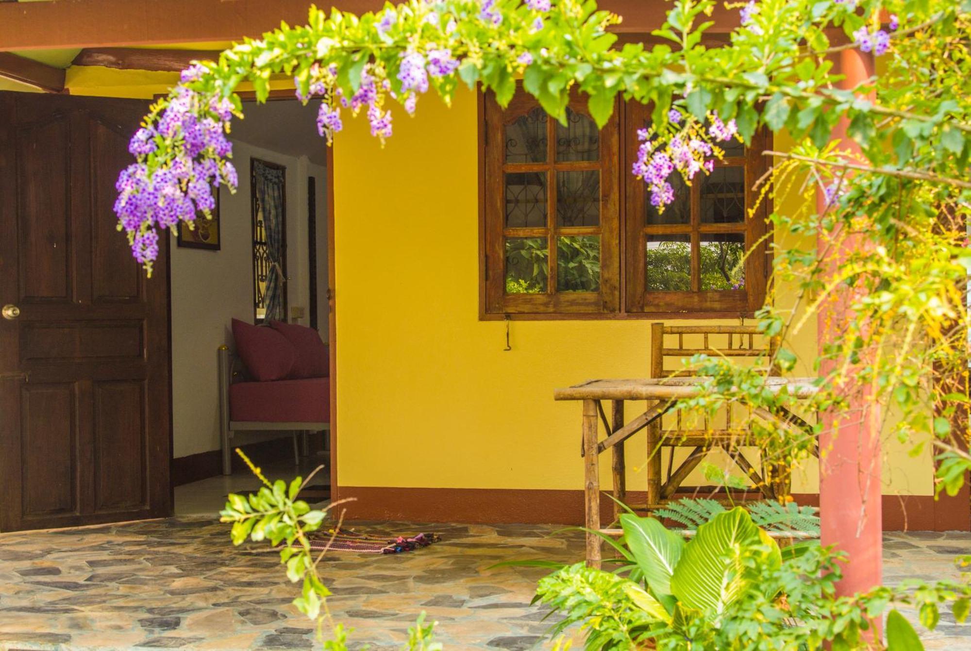 Ban Sabai Sabai Guest House Kanchanaburi City Rum bild