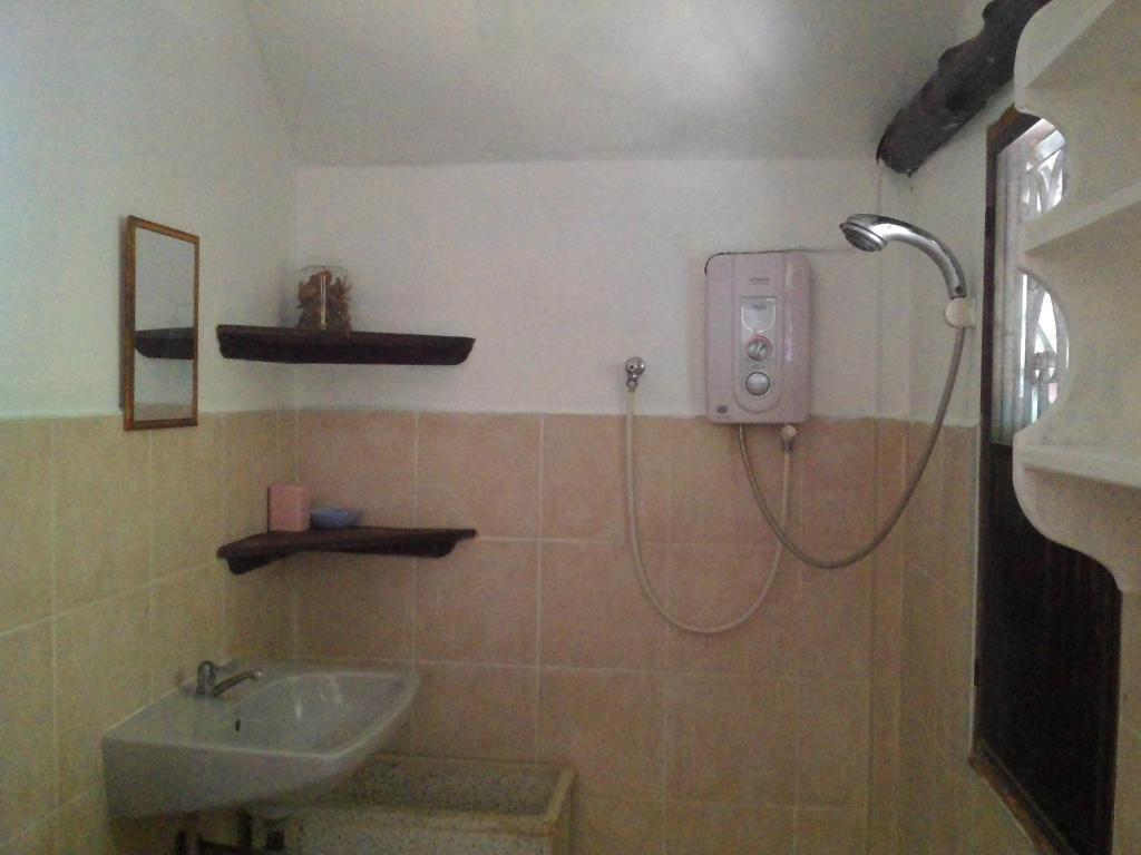 Ban Sabai Sabai Guest House Kanchanaburi City Rum bild