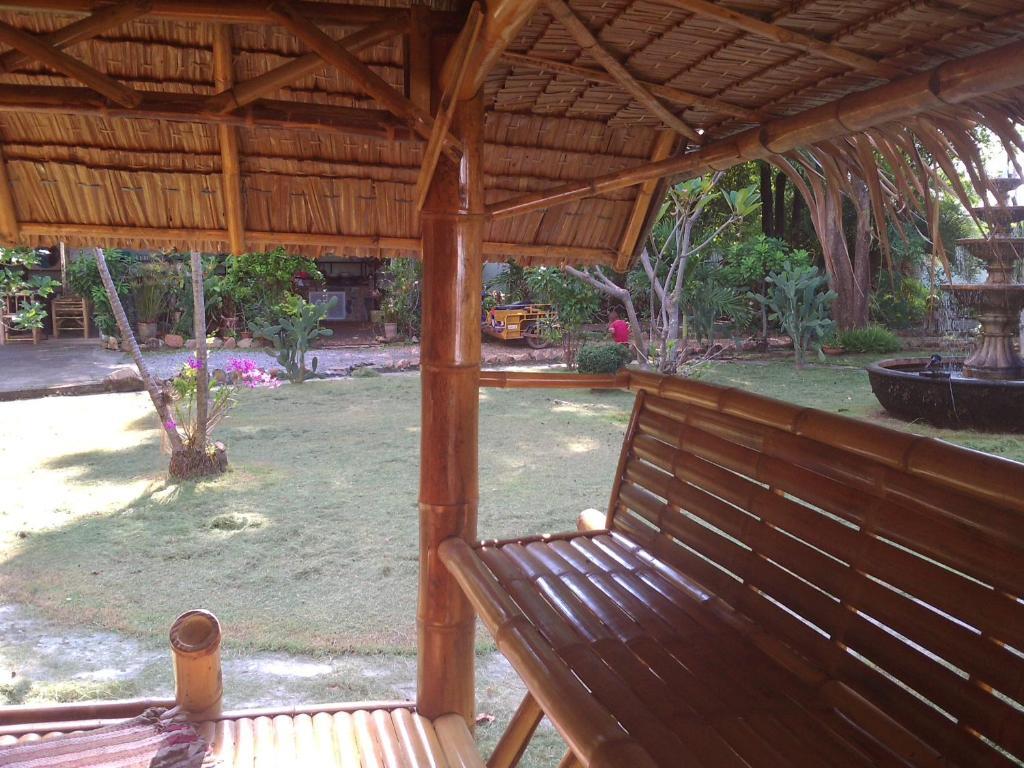 Ban Sabai Sabai Guest House Kanchanaburi City Rum bild