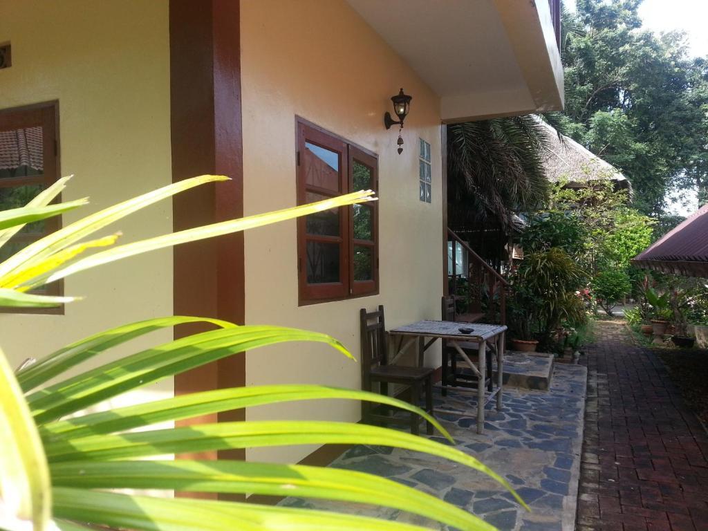 Ban Sabai Sabai Guest House Kanchanaburi City Rum bild